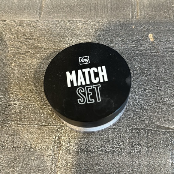 Avon fmg Match Set Finishing Powder Shade: Invisible - Picture 2 of 4